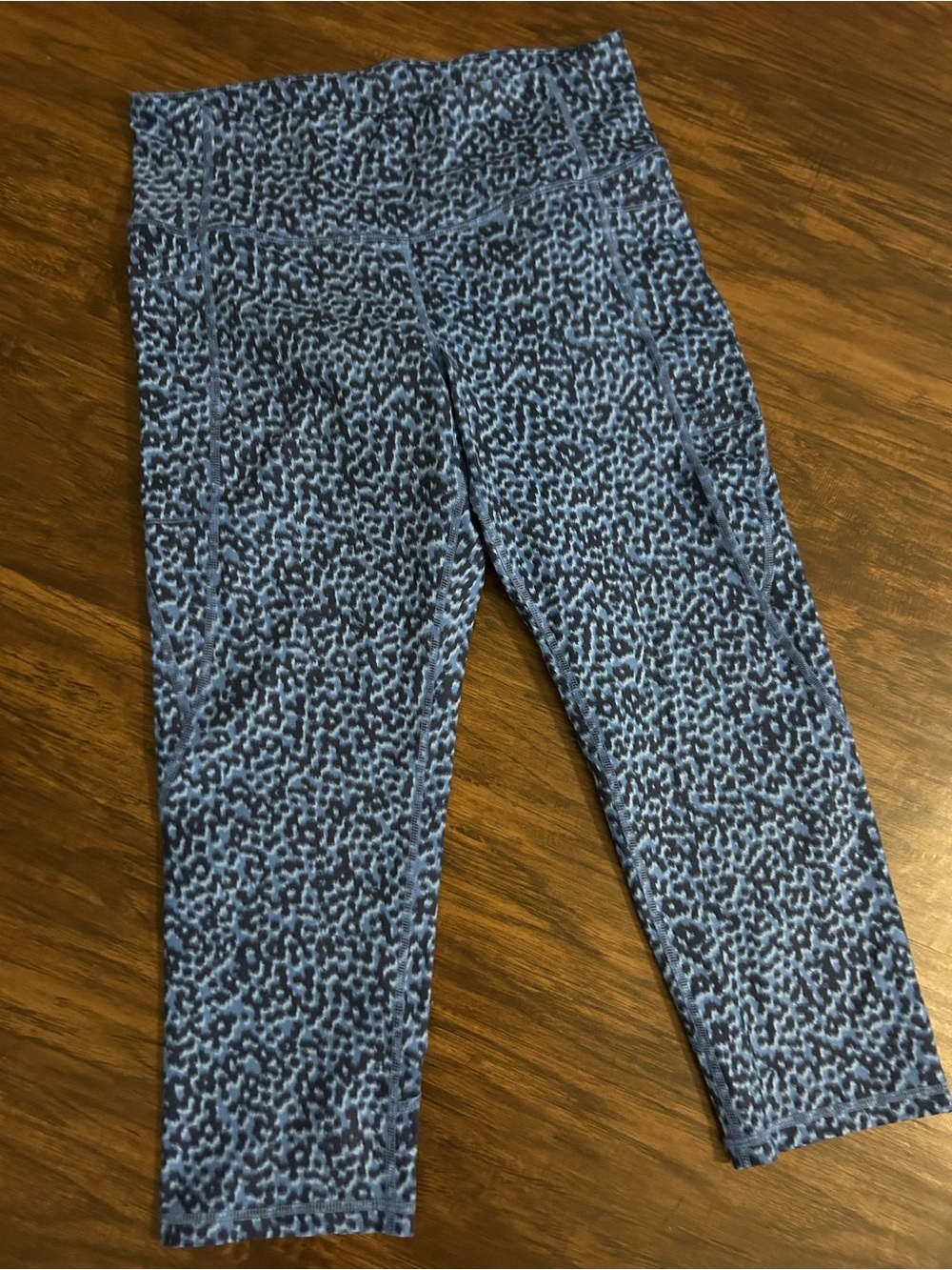 Old Navy Blue Leopard-Print Women’s Cropped Active Leggings